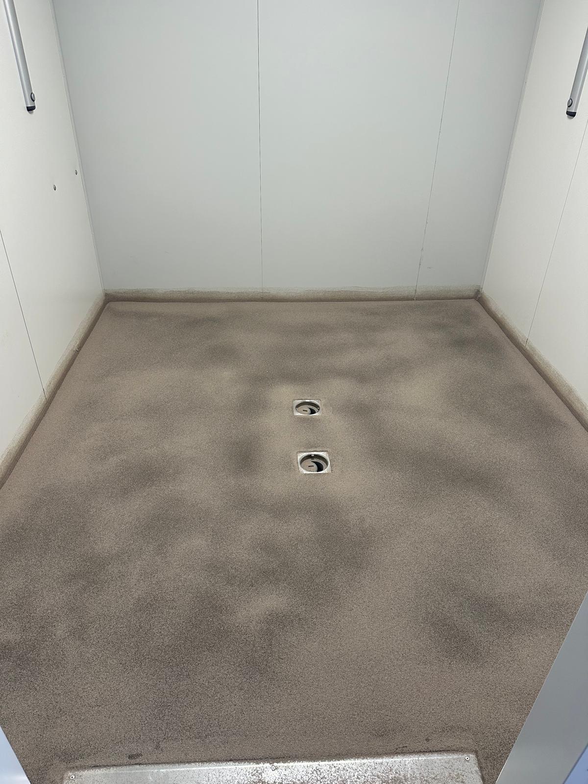 Local technique — résine blanche — avant travaux