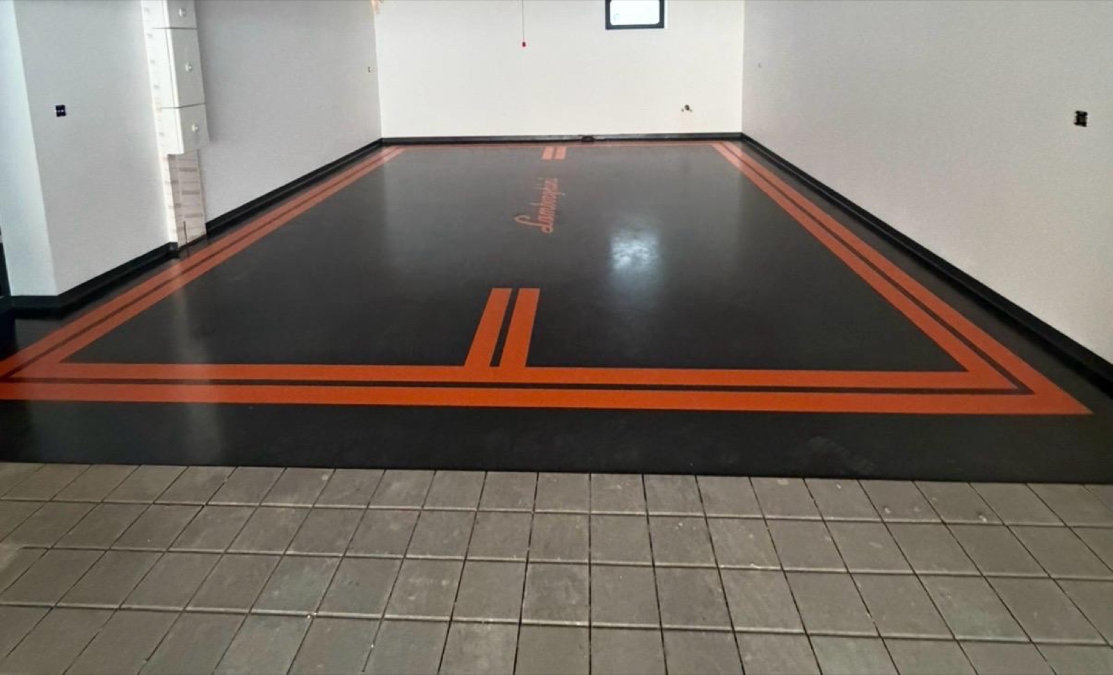 Garage signature — Lamborghini noir/orange — après réalisation Haussmann Sols Résine