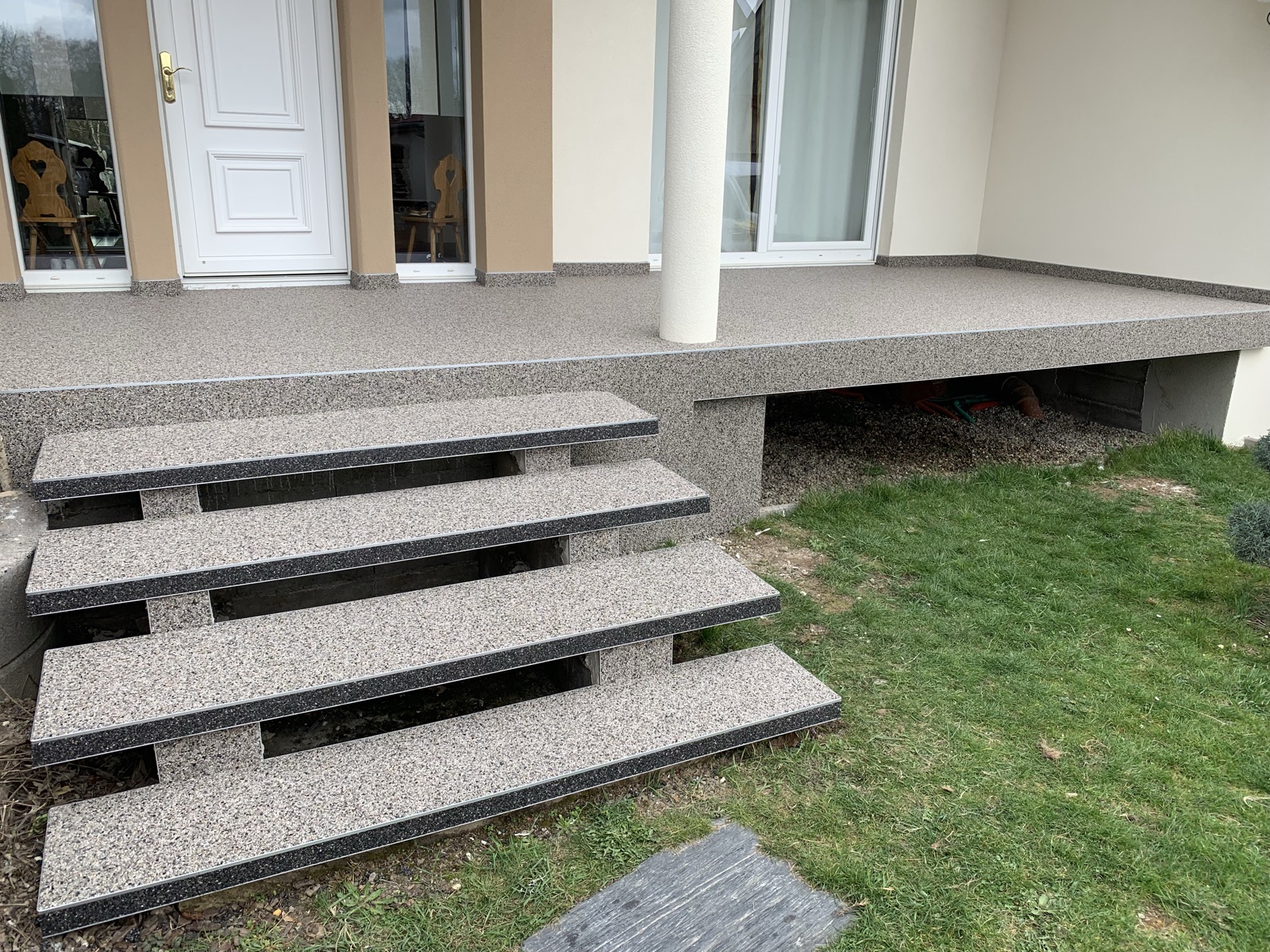 Escalier d'entrée maison — après réalisation Haussmann Sols Résine