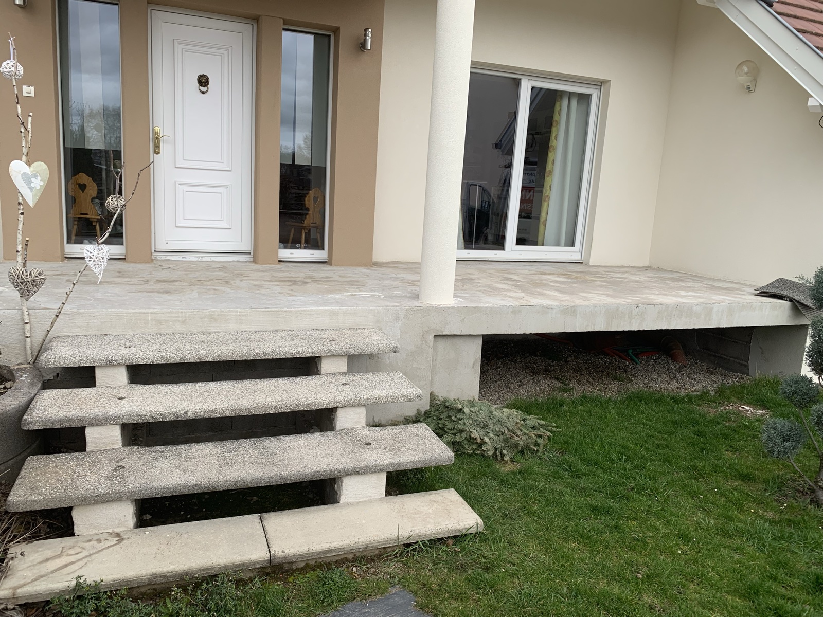 Escalier d'entrée maison — avant travaux