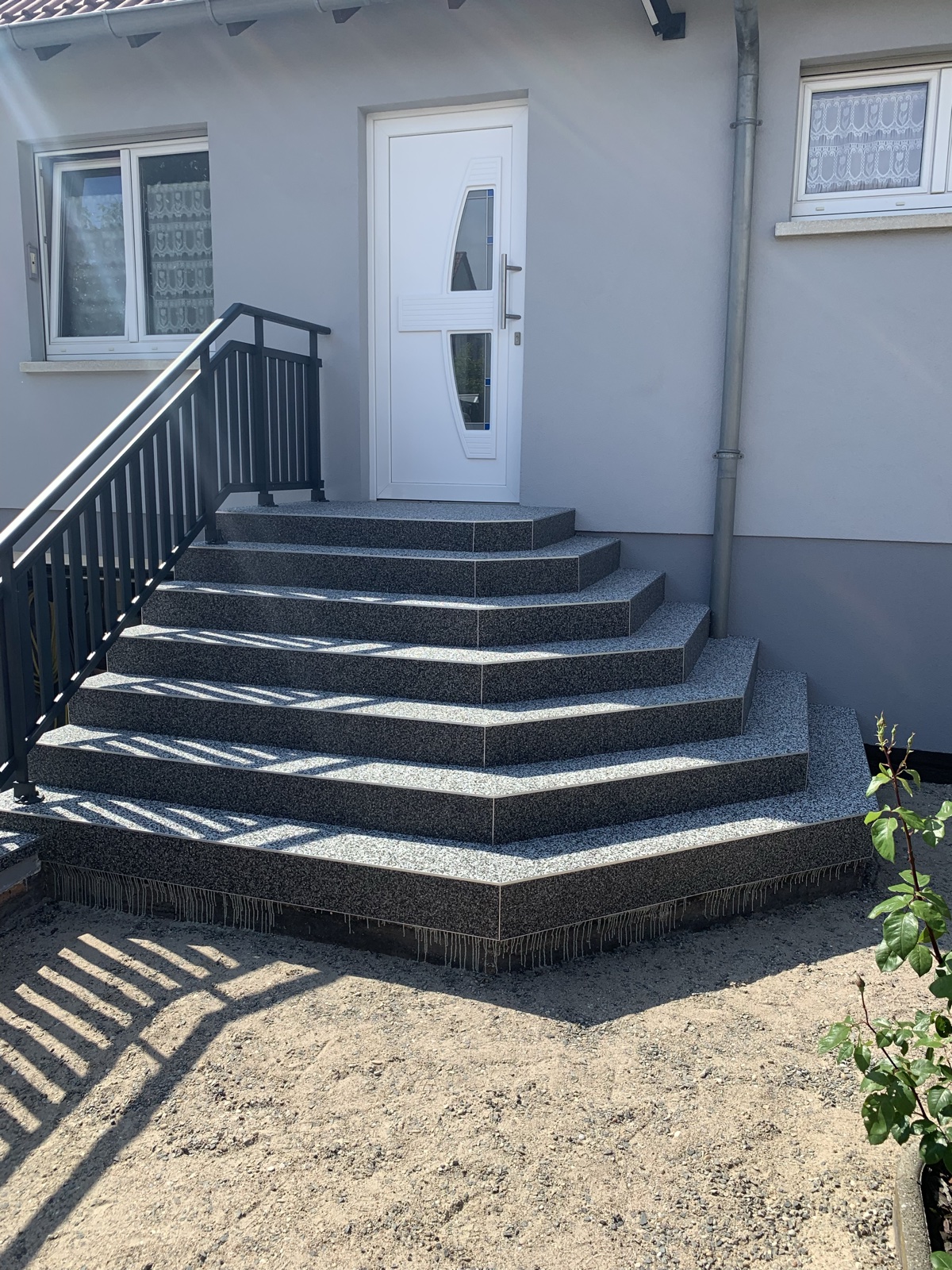 Escalier rénovation finition bicolore — après réalisation Haussmann Sols Résine