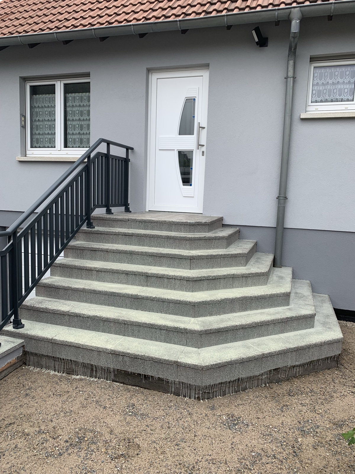 Escalier rénovation finition bicolore — avant travaux