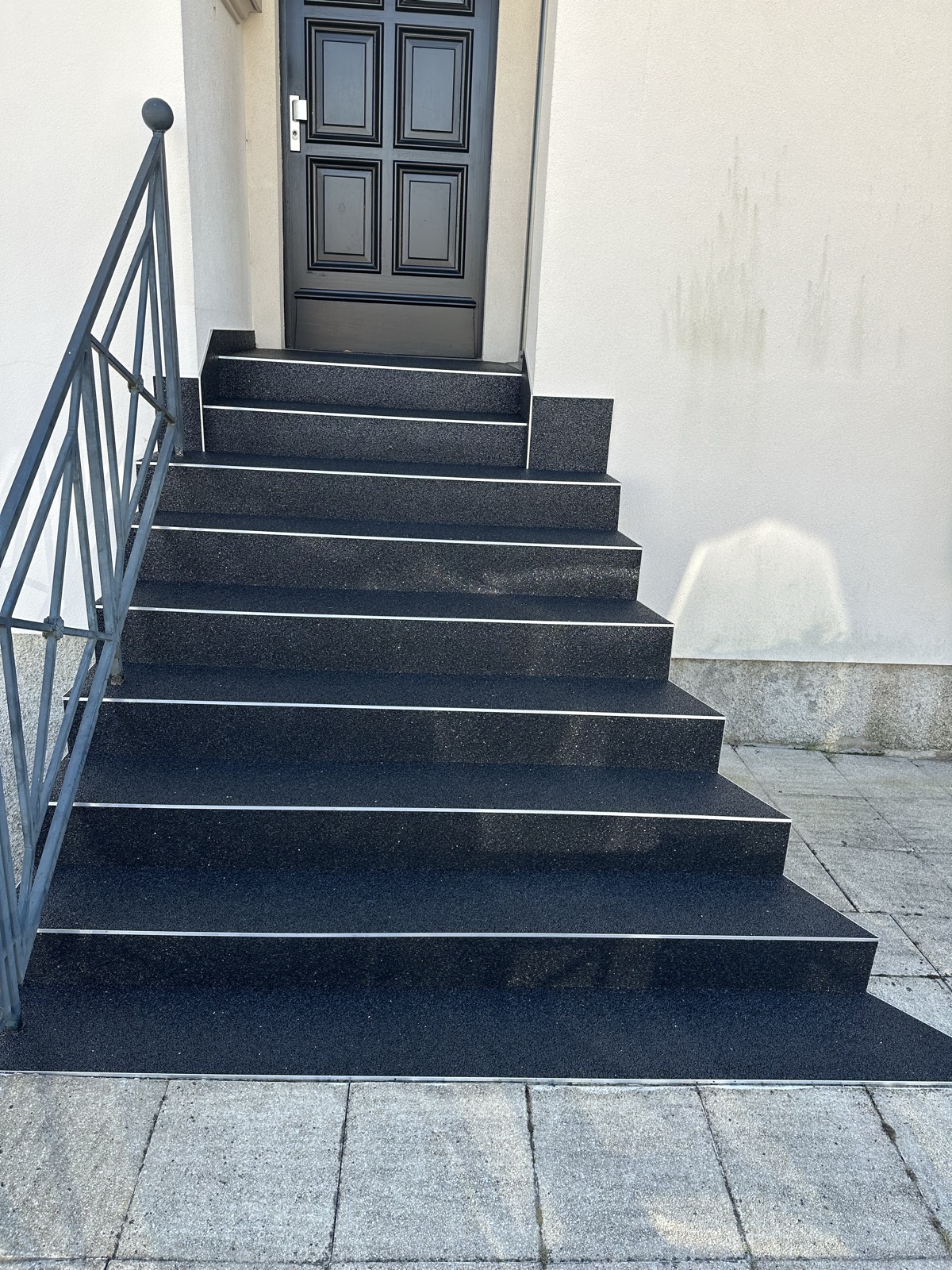 Escalier rénovation noir granité — après réalisation Haussmann Sols Résine