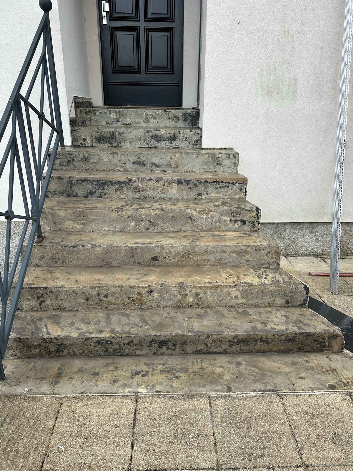 Escalier rénovation noir granité — avant travaux