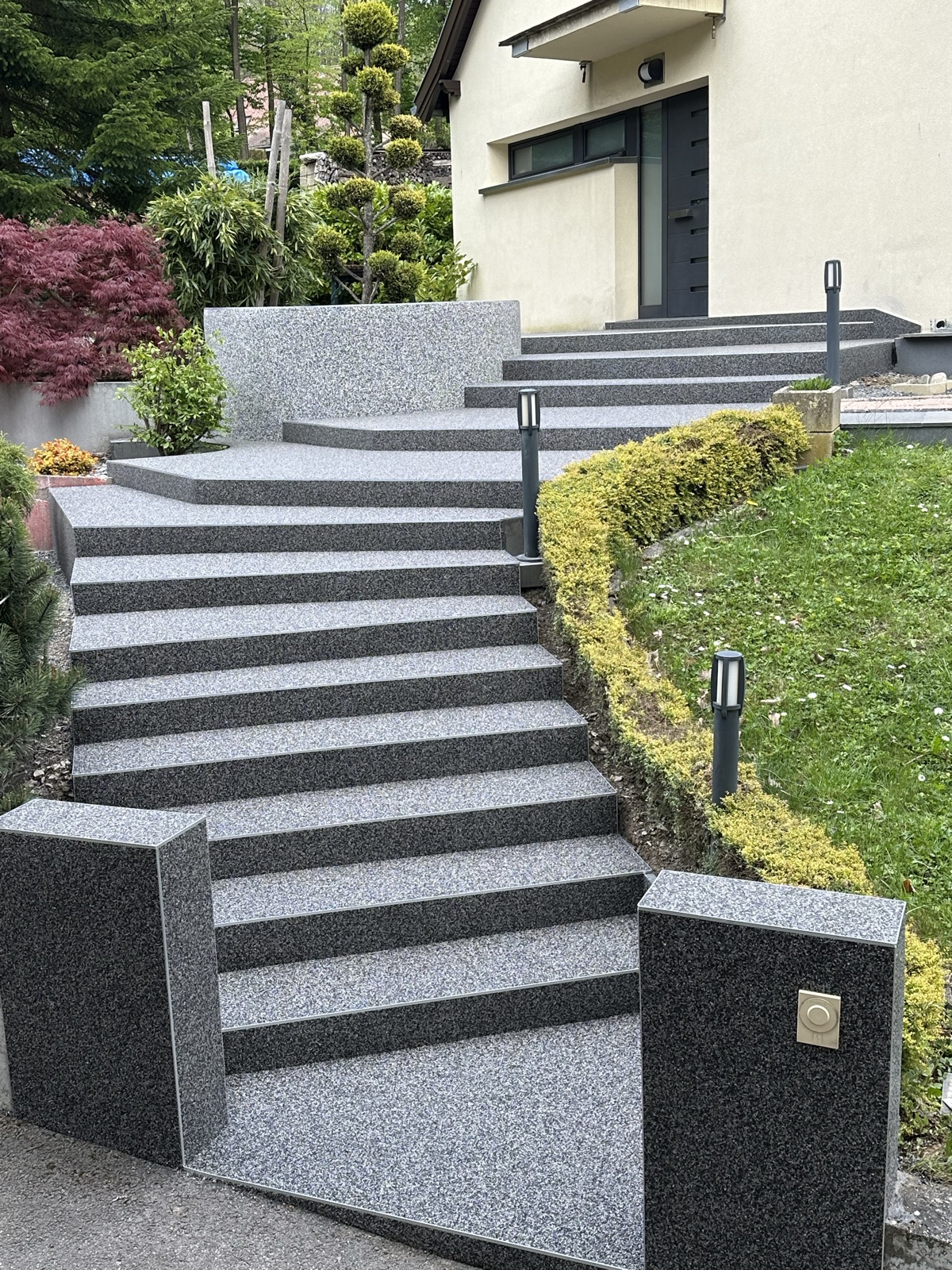 Escalier bicolore entrée — après réalisation Haussmann Sols Résine