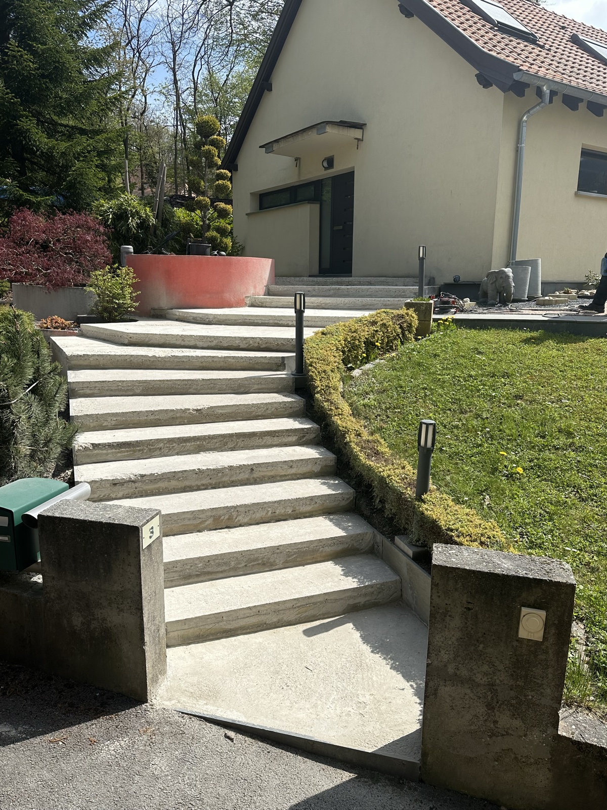 Escalier bicolore entrée — avant travaux