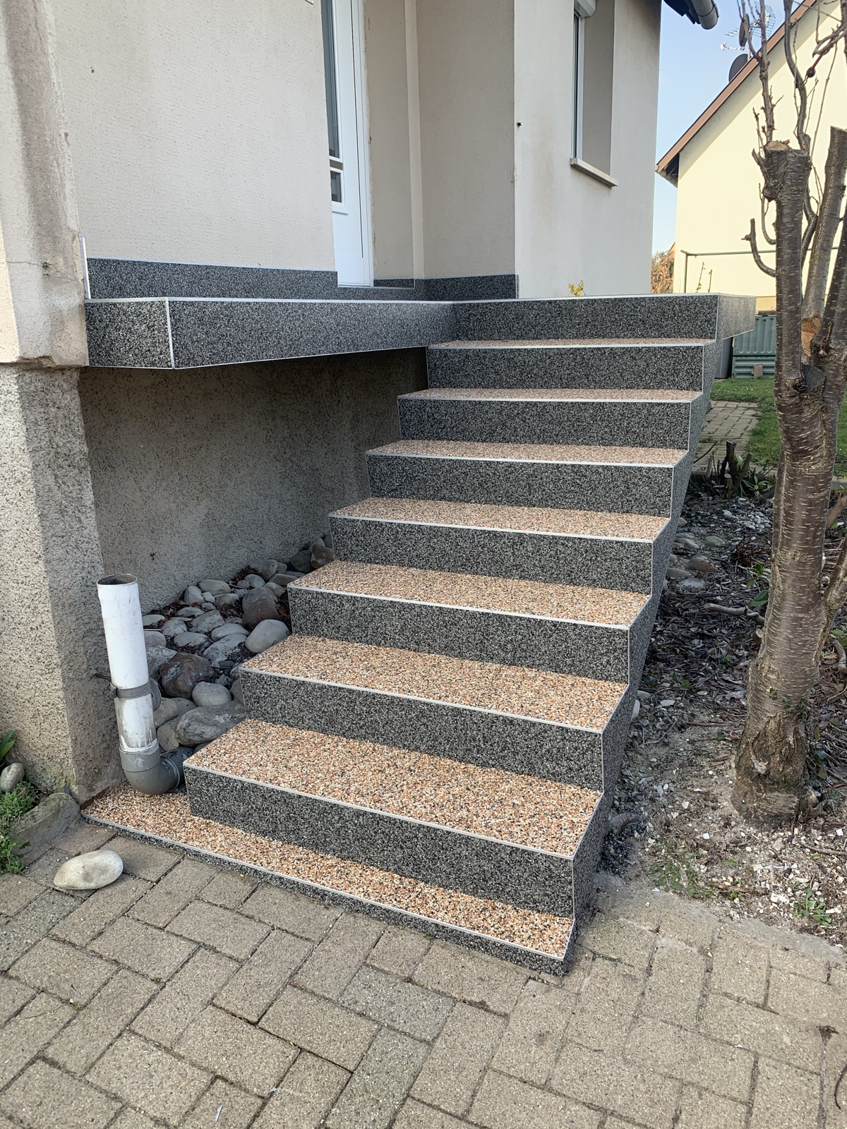 Escalier rénové bicolore — après réalisation Haussmann Sols Résine