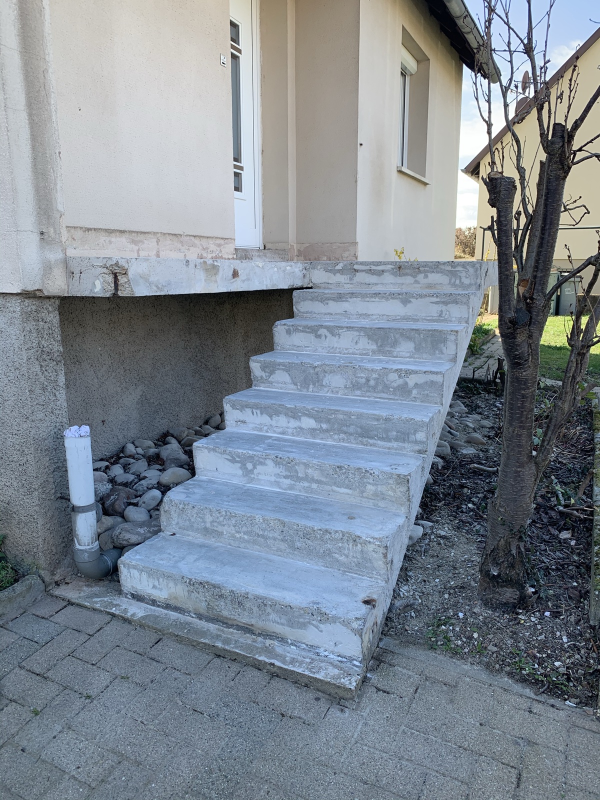 Escalier rénové bicolore — avant travaux