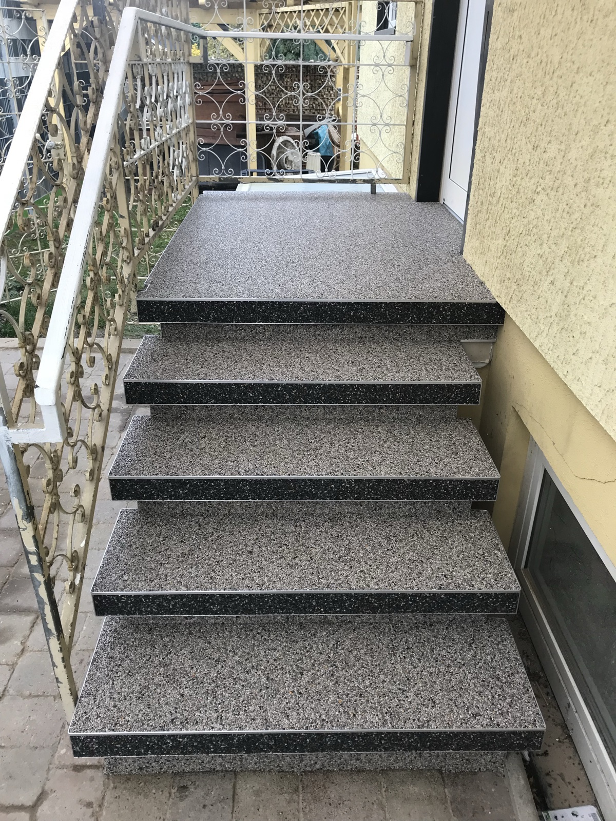 Escalier accès maison gris — après réalisation Haussmann Sols Résine