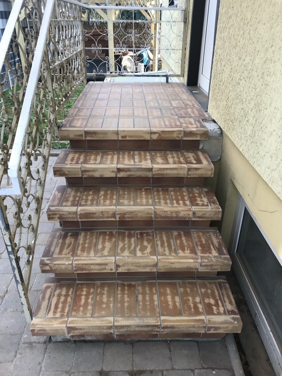 Escalier accès maison gris — avant travaux