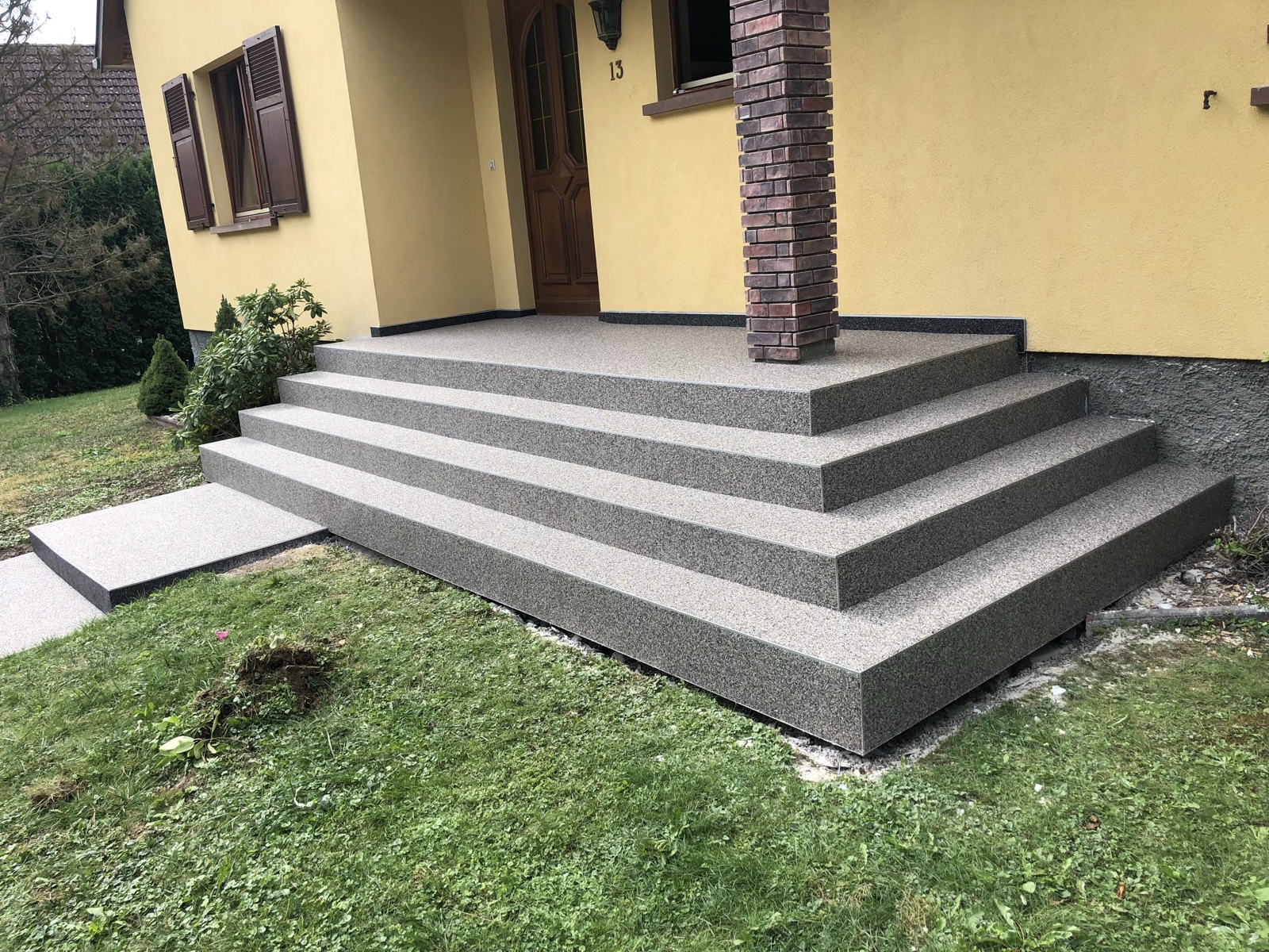 Escalier classique gris uni — après réalisation Haussmann Sols Résine