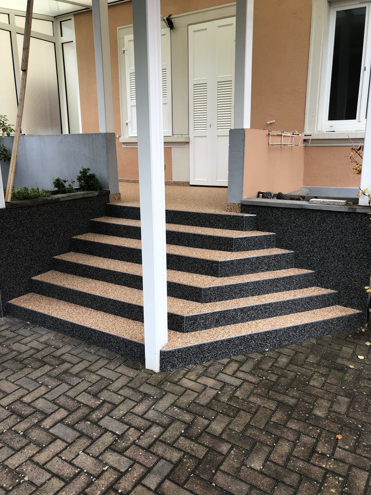 Escalier maison bicolore — après réalisation Haussmann Sols Résine