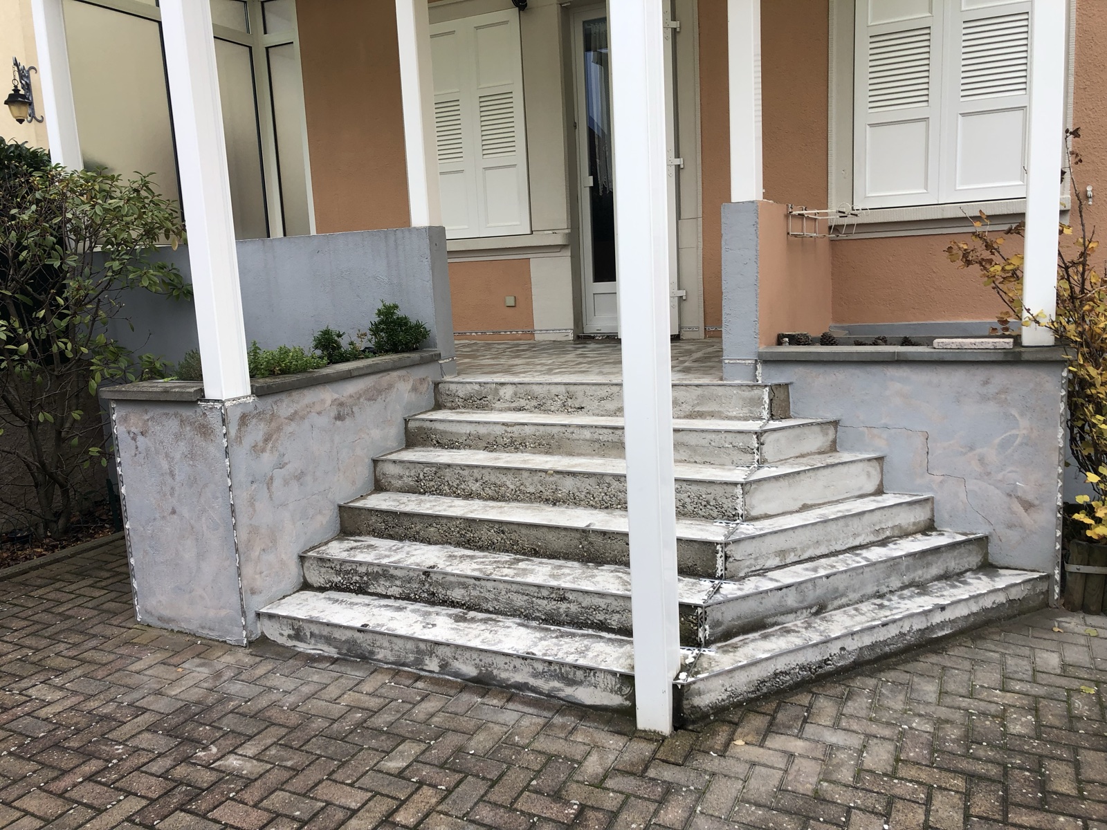Escalier maison bicolore — avant travaux