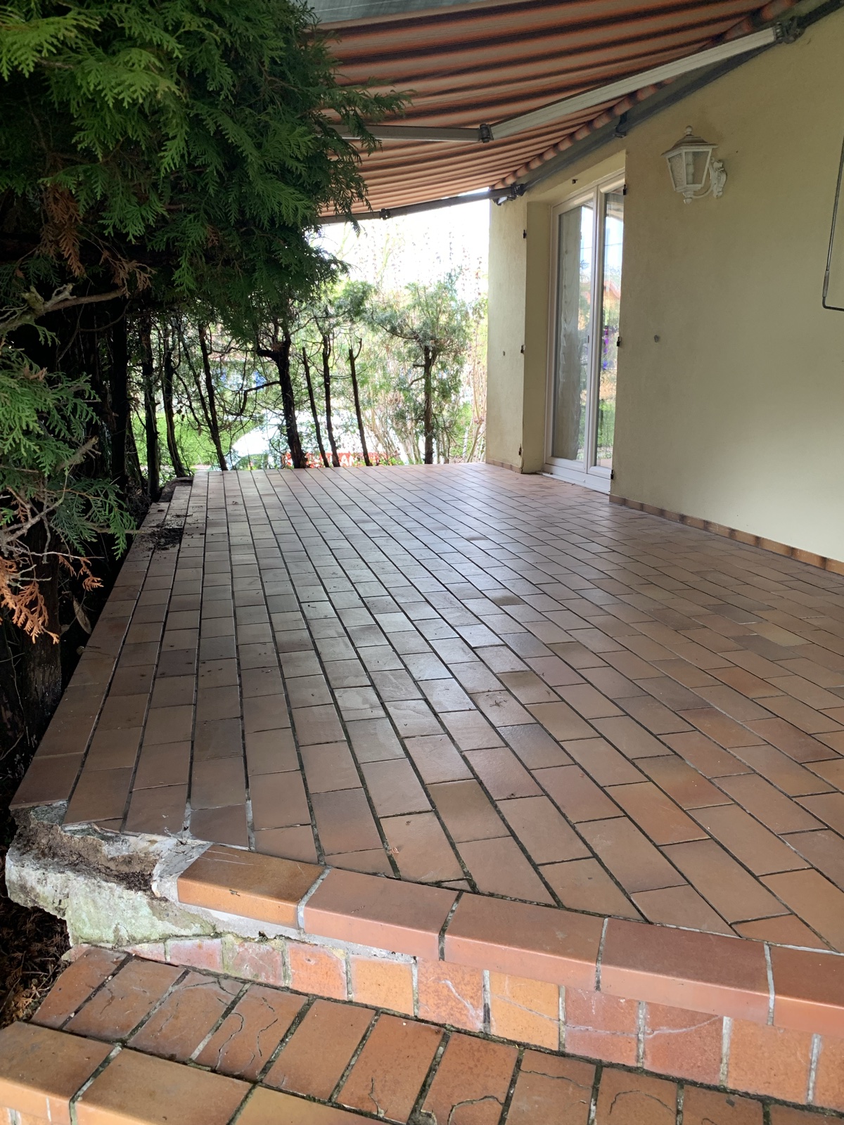 Terrasse couverte rénovée — avant travaux
