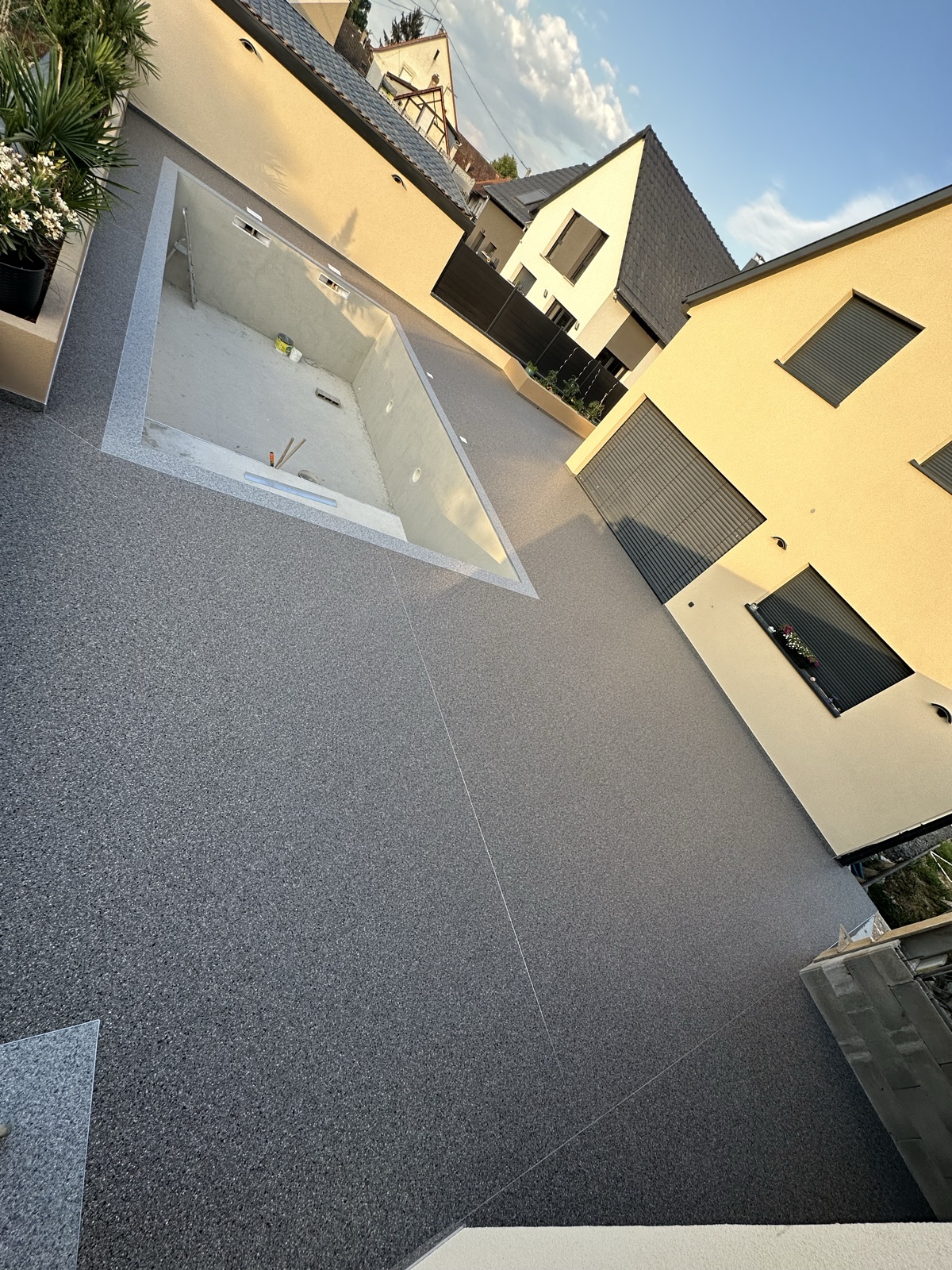 Grande terrasse moderne — après réalisation Haussmann Sols Résine