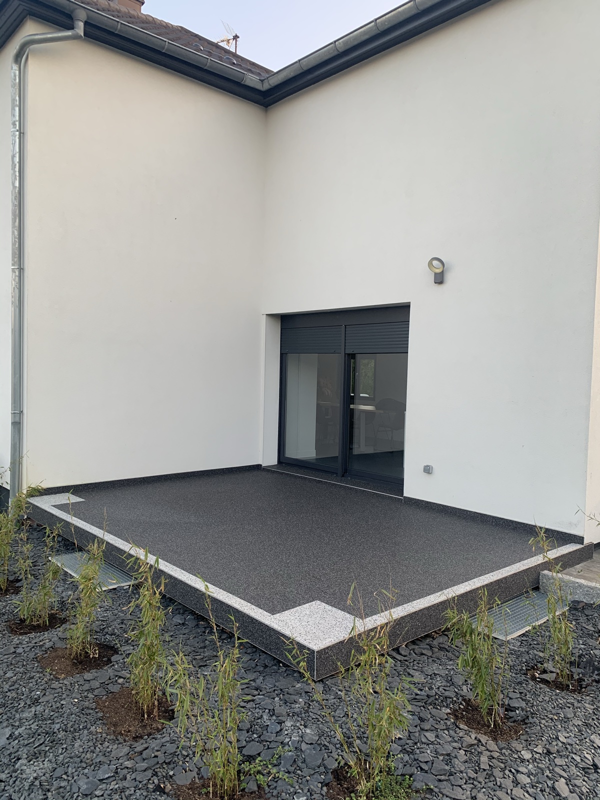 Terrasse contemporaine bordure — après réalisation Haussmann Sols Résine
