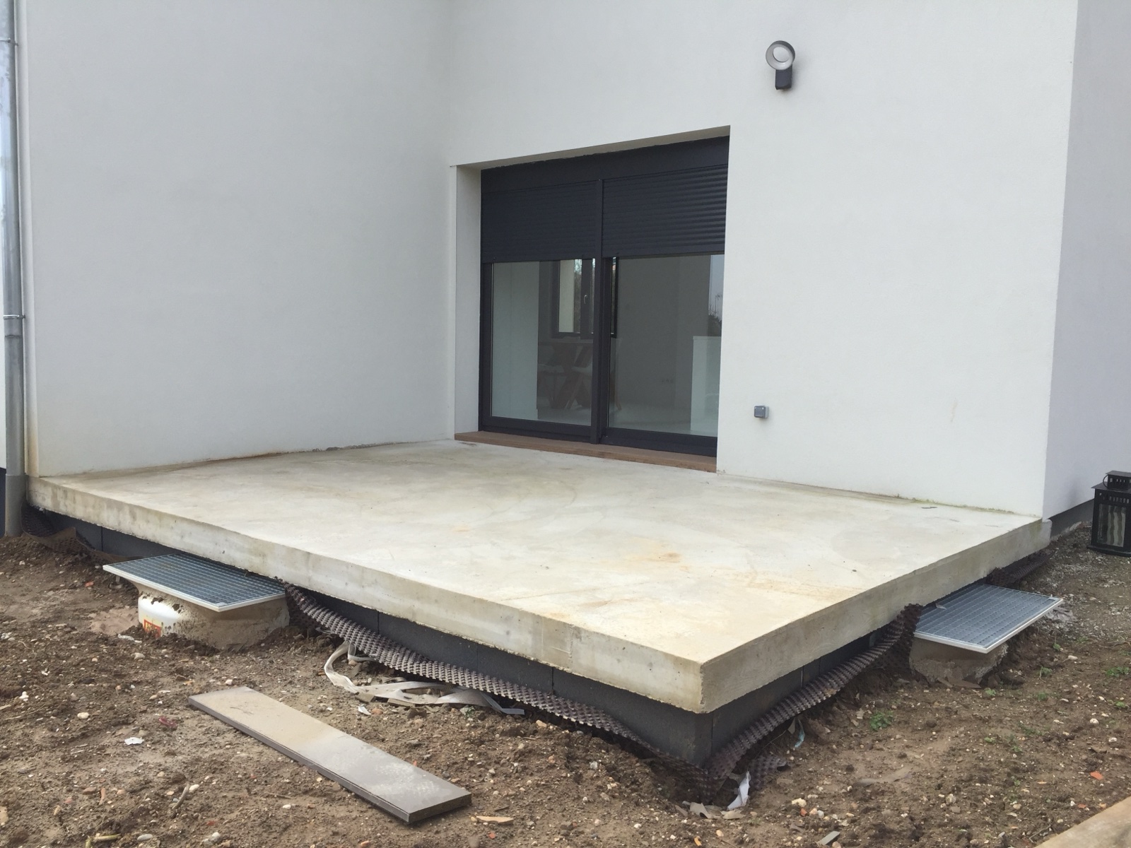 Terrasse contemporaine bordure — avant travaux