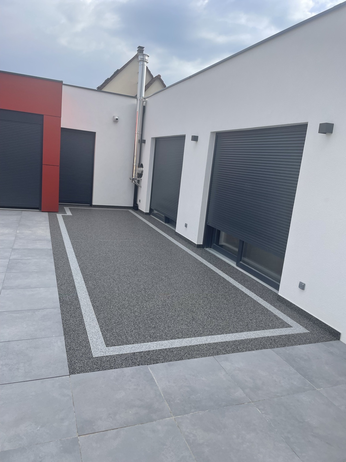 Terrasse motif encadré — après réalisation Haussmann Sols Résine