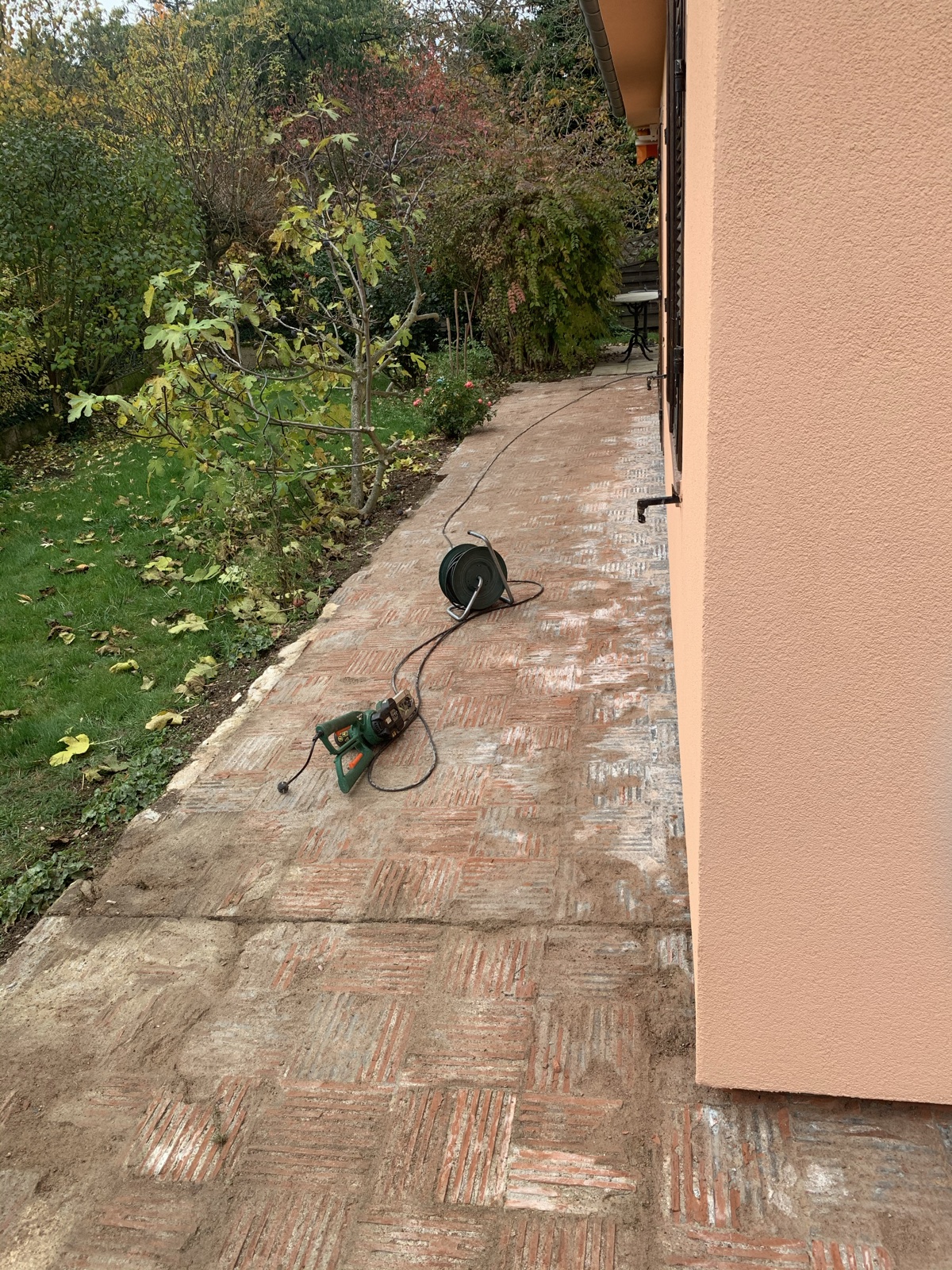 Terrasse couverte teinte brune — avant travaux
