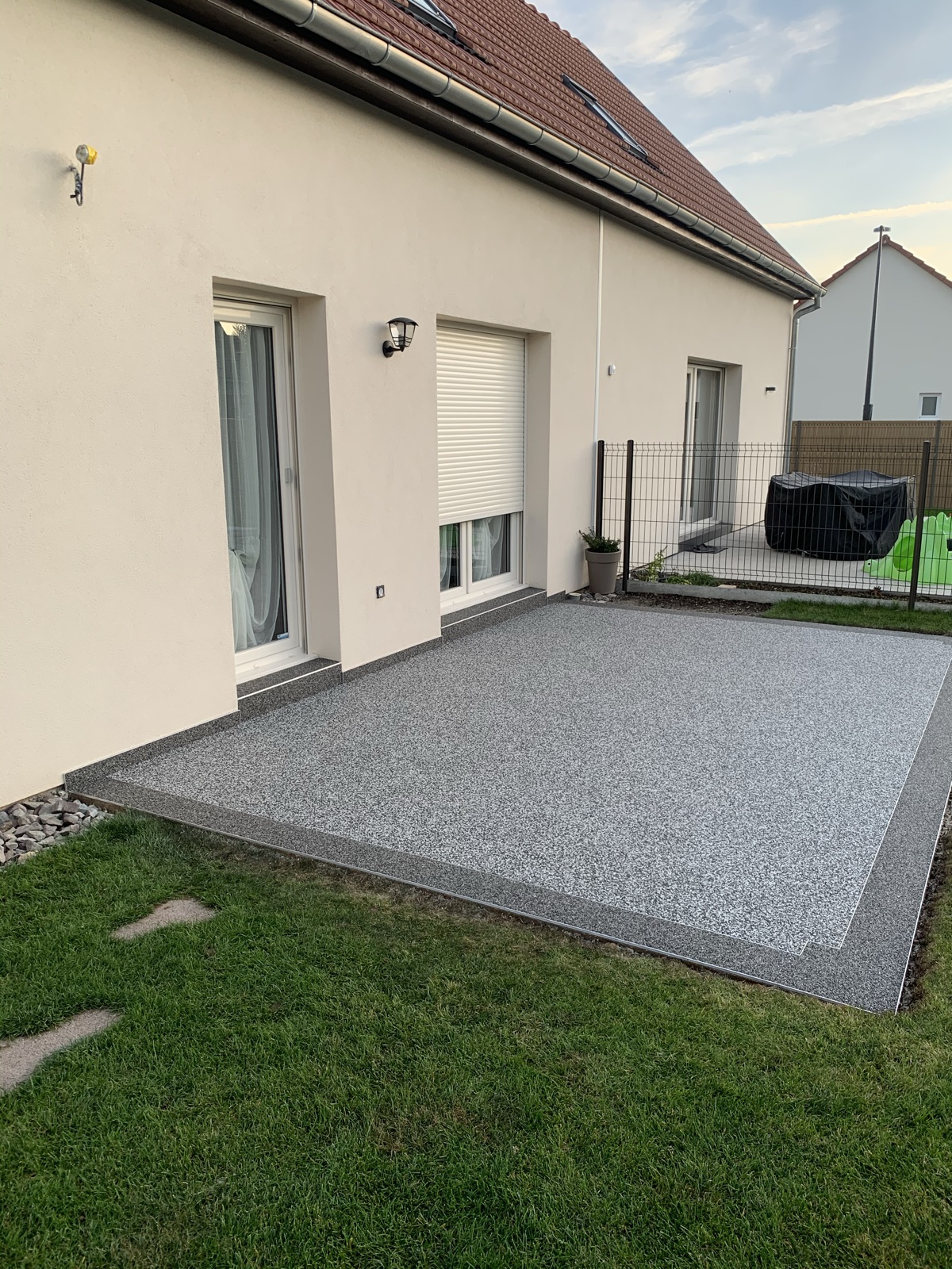 Terrasse extérieure avec bande — après réalisation Haussmann Sols Résine