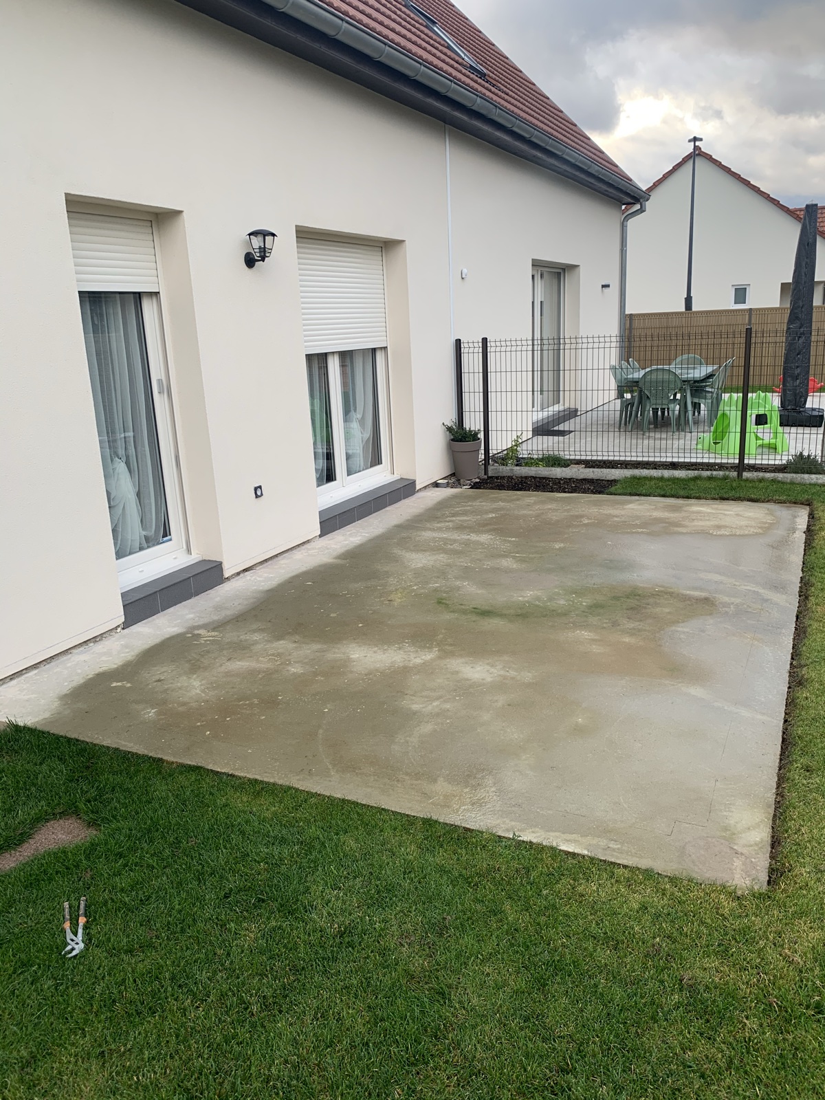Terrasse extérieure avec bande — avant travaux