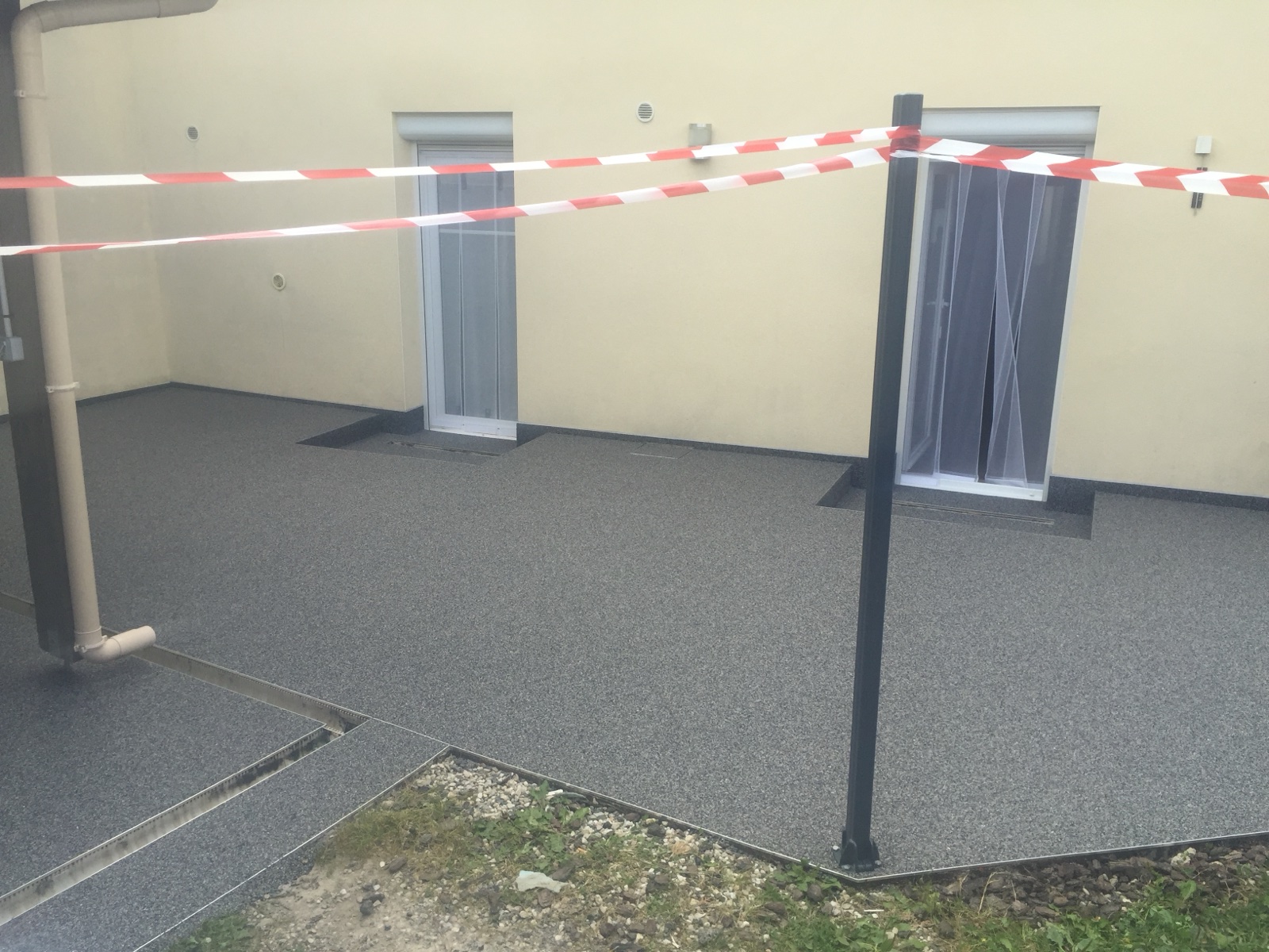 Terrasse maison neuve gris — après réalisation Haussmann Sols Résine