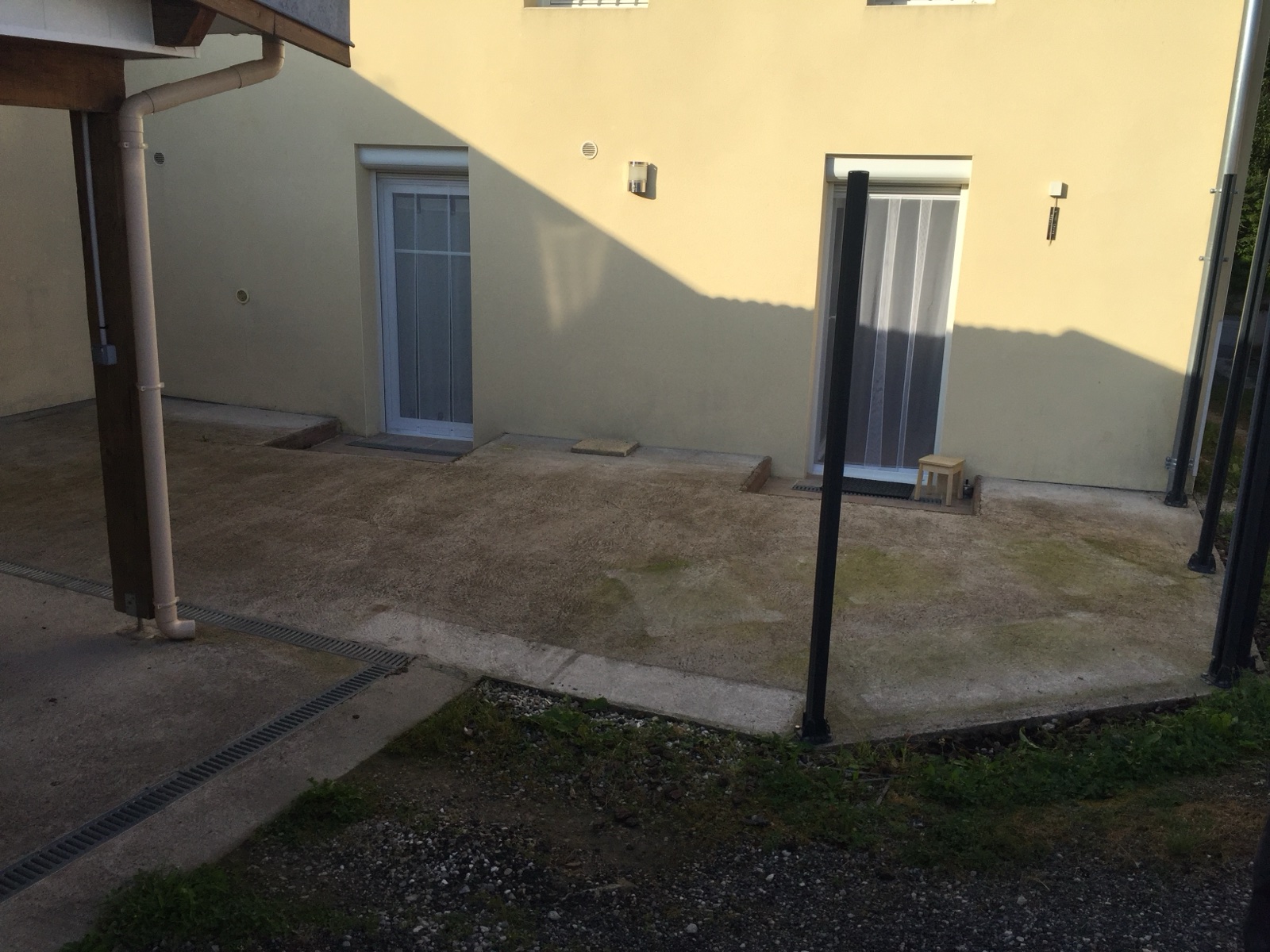 Terrasse maison neuve gris — avant travaux