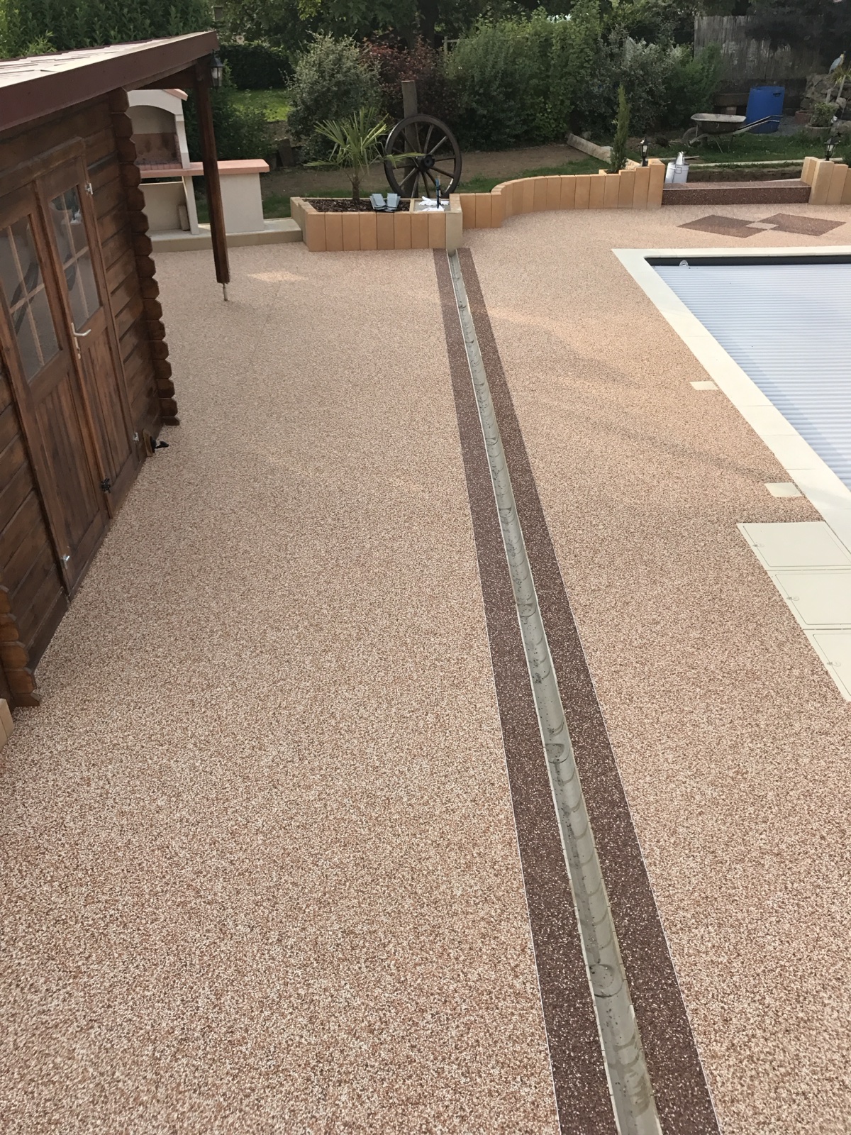 Terrasse beige bordure marron — après réalisation Haussmann Sols Résine