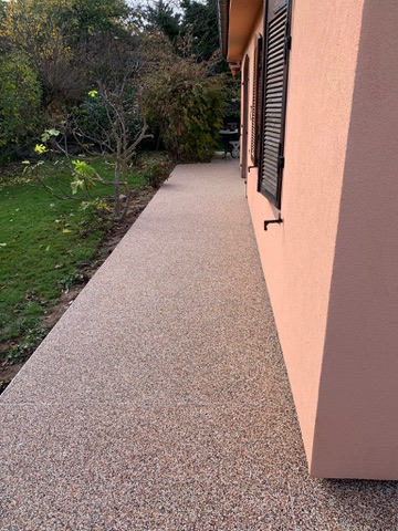 Allée de jardin en tapis de pierre