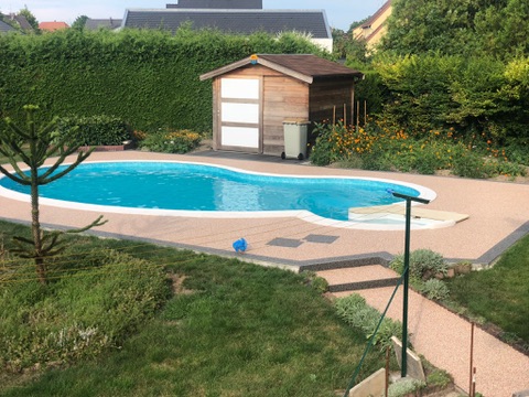 Contour de piscine en tapis de pierre