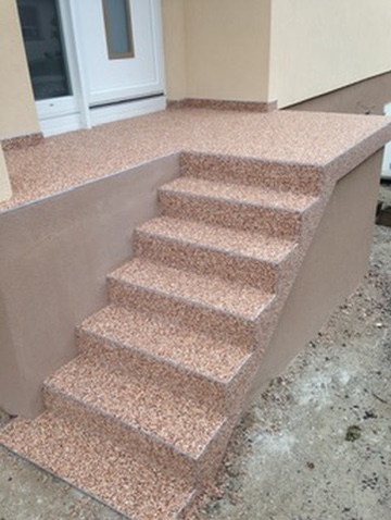 Escalier d'entrée en tapis de pierre